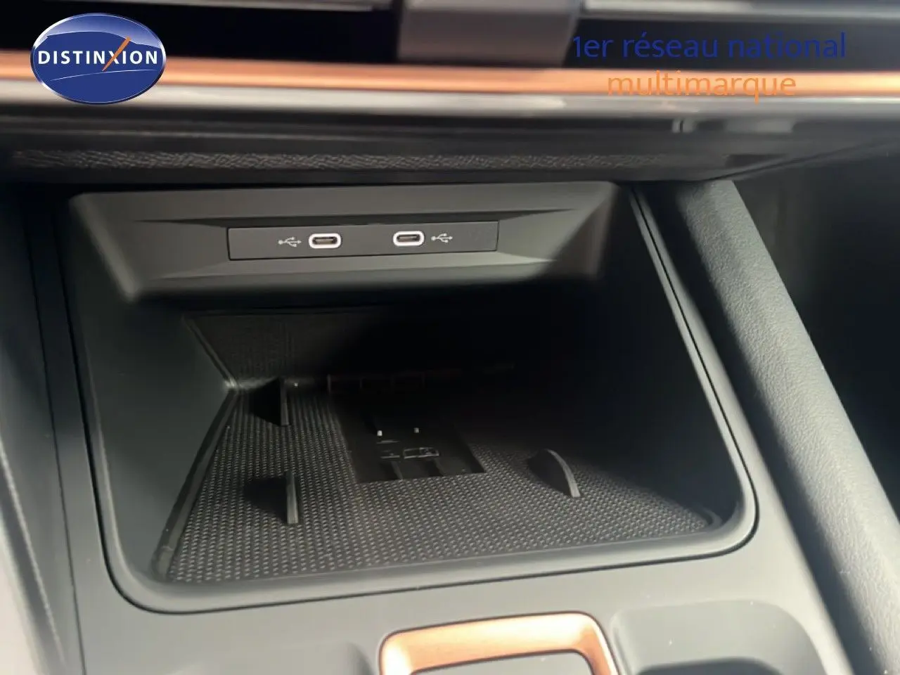 Vue rapprochée de la console centrale du CUPRA Formentor 1.5 eTSI 2026 avec ports USB-C et finition noire.