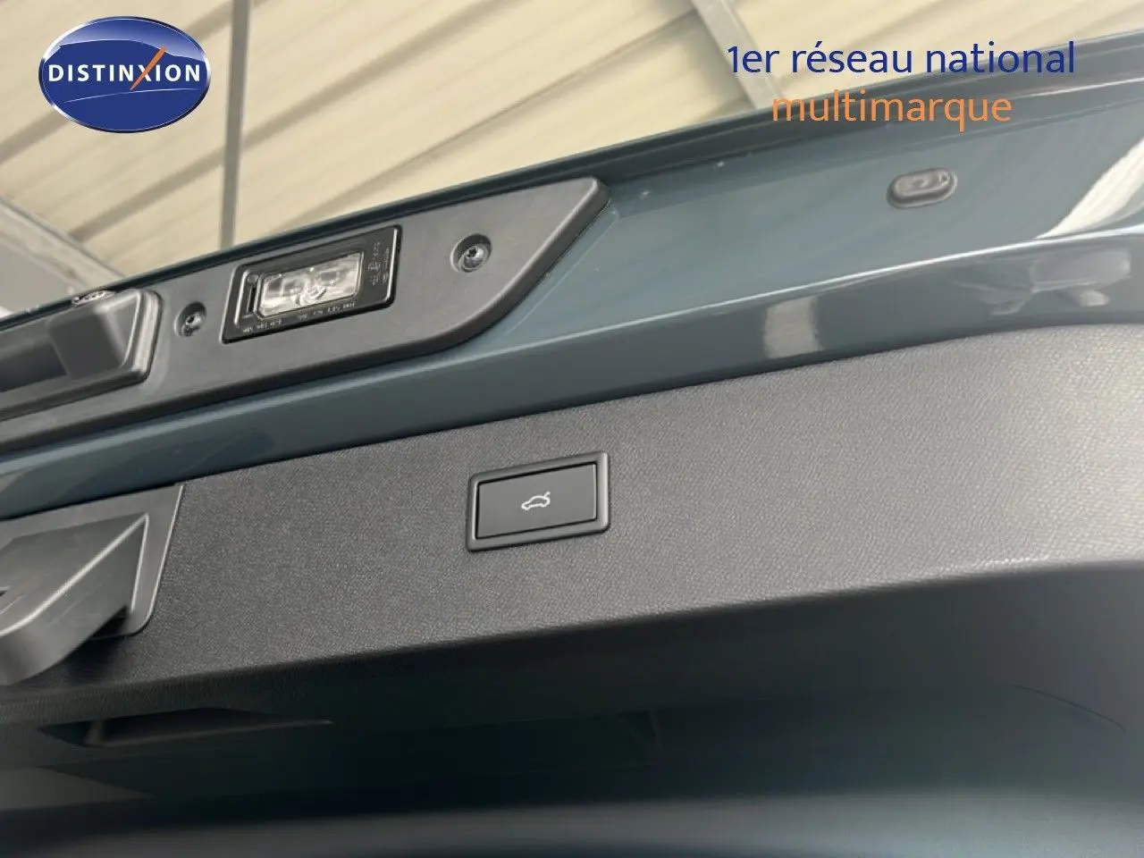 Détail du hayon bleu fjord métal du CUPRA Formentor 1.5 eTSI 150CH DSG7 avec bouton d'ouverture électrique.