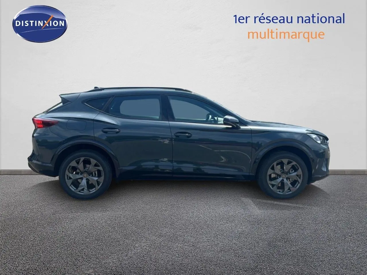 Vue de profil droit d'un CUPRA Formentor 1.5 eTSI bleu fjord métal avec jantes alliage et toit noir.