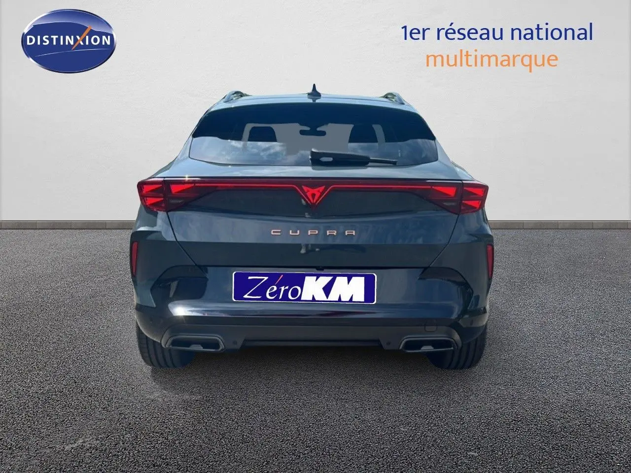 Vue arrière d'une CUPRA Formentor 1.5 eTSI 150CH DSG7 en bleu Fjord Metal avec feux arrière LED reliés.