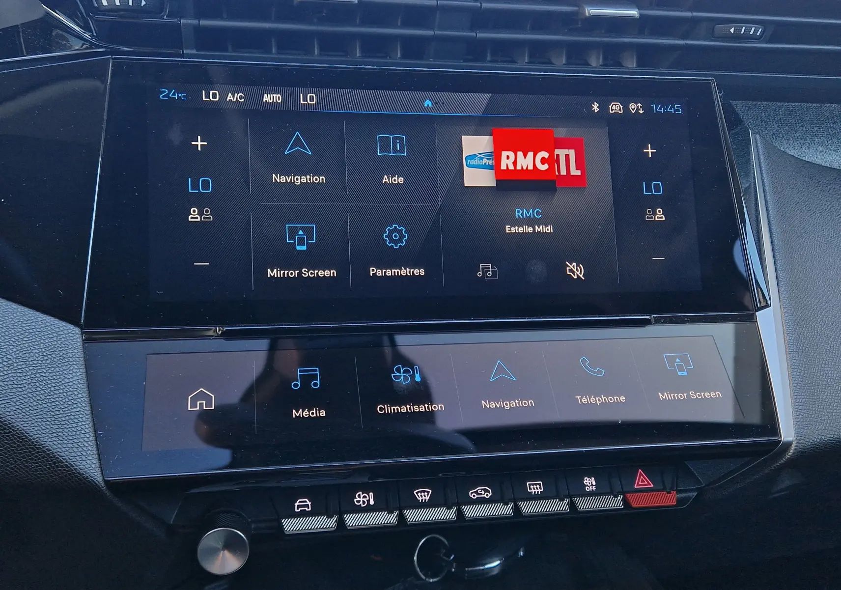Vue rapprochée de l'écran tactile central de la Peugeot 308 1.2 Hybrid 145 Allure avec interface multimédia et climatisation digitale.