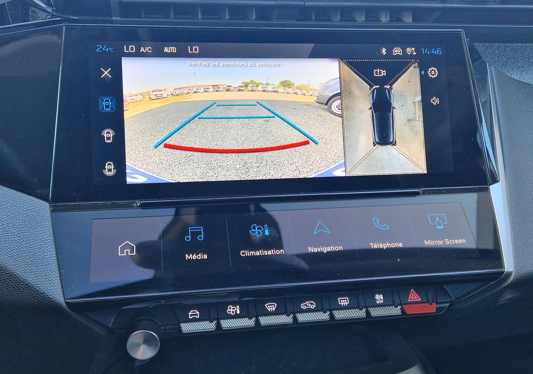 Écran tactile du tableau de bord d’une Peugeot 308 gris Artense, affichant la caméra de recul et vue à 360° du véhicule.