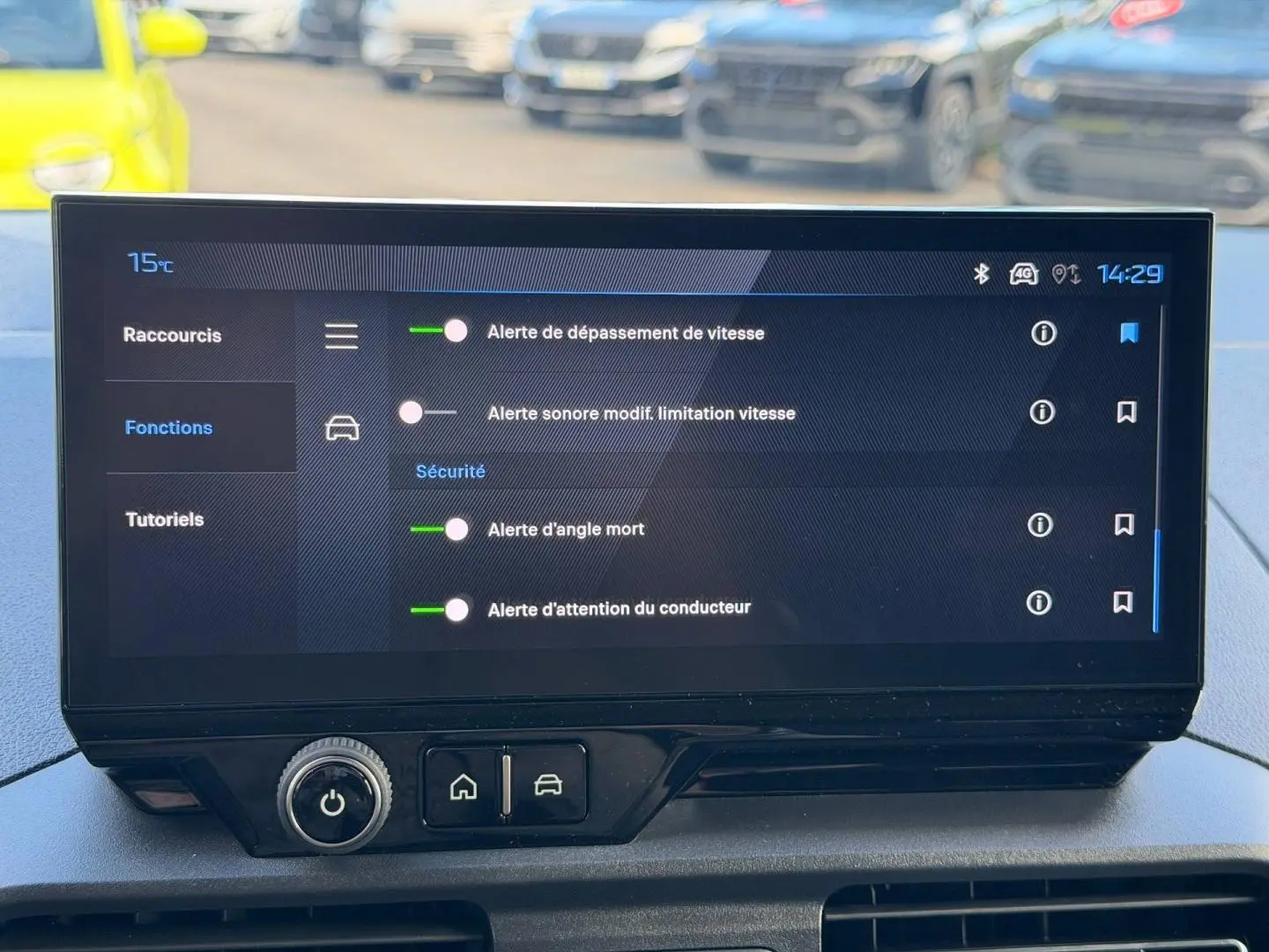 Écran tactile intérieur du Peugeot Partner 2026 affichant les alertes de sécurité, vue frontale du tableau de bord.