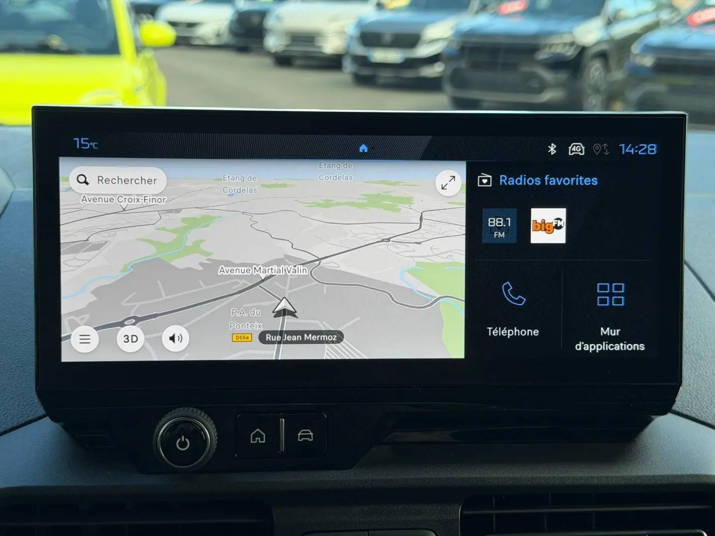 Écran tactile central du Peugeot Partner 2026 montrant la navigation GPS et les options radio, intérieur moderne noir.