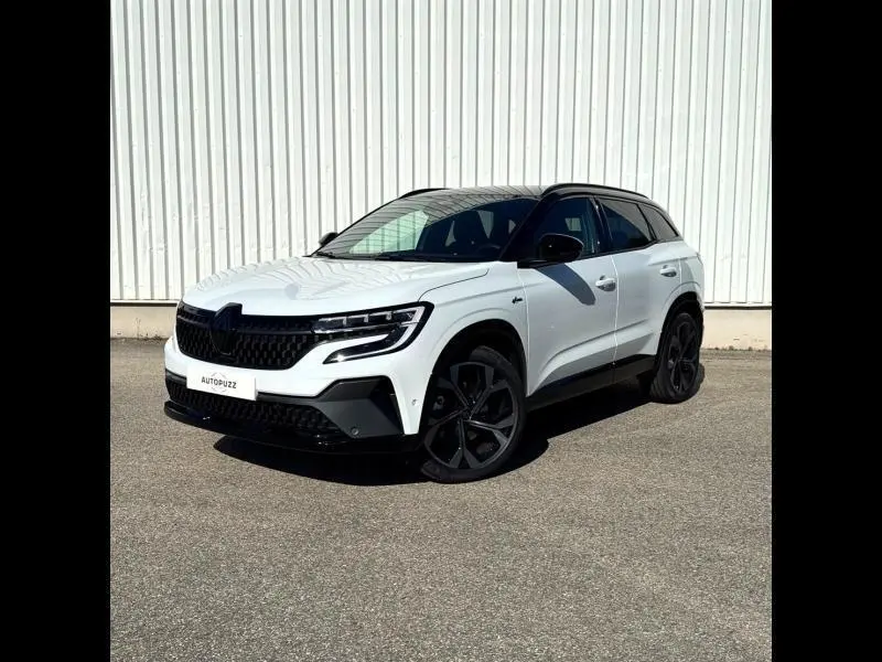 Renault Austral blanc nacré en vue 3/4 avant droit, avec jantes noires et toit contrasté noir brillant.