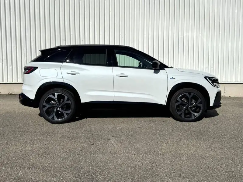 Profil côté gauche du Renault Austral blanc nacré brillant avec toit noir et jantes alliage distinctives