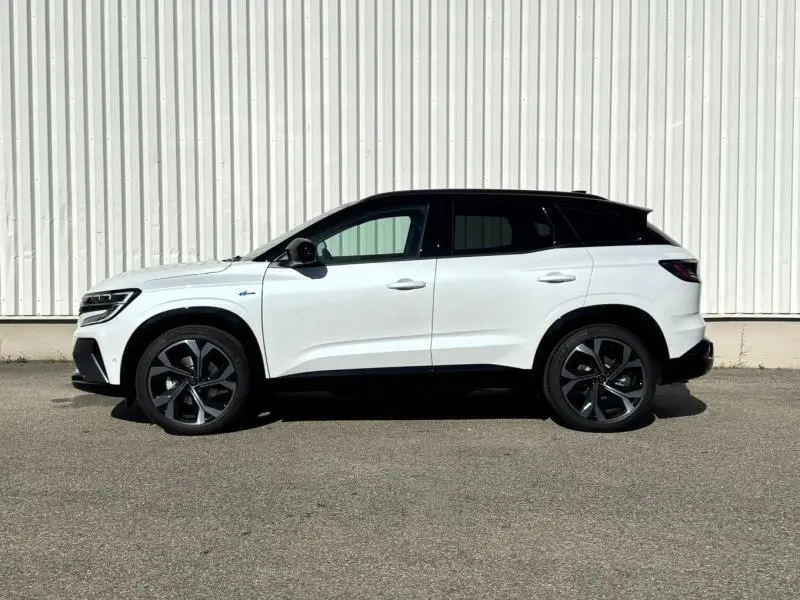 Profil droit du Renault Austral blanc nacré brillant avec toit noir et jantes alu noires distinctives.