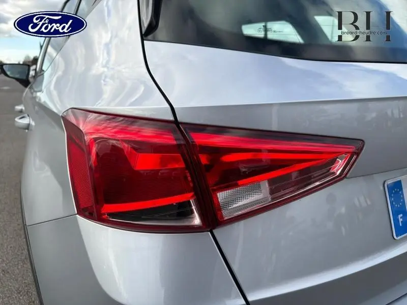 Gros plan sur le feu arrière droit gris urbain métal d'un SEAT Arona 2022, soulignant ses lignes nettes et modernes.