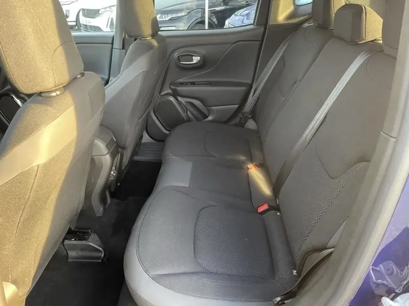 Vue intérieure côté droit des sièges arrière noirs en tissu du Jeep Renegade bleu Jetset Metal, avec ceintures de sécurité visibles.