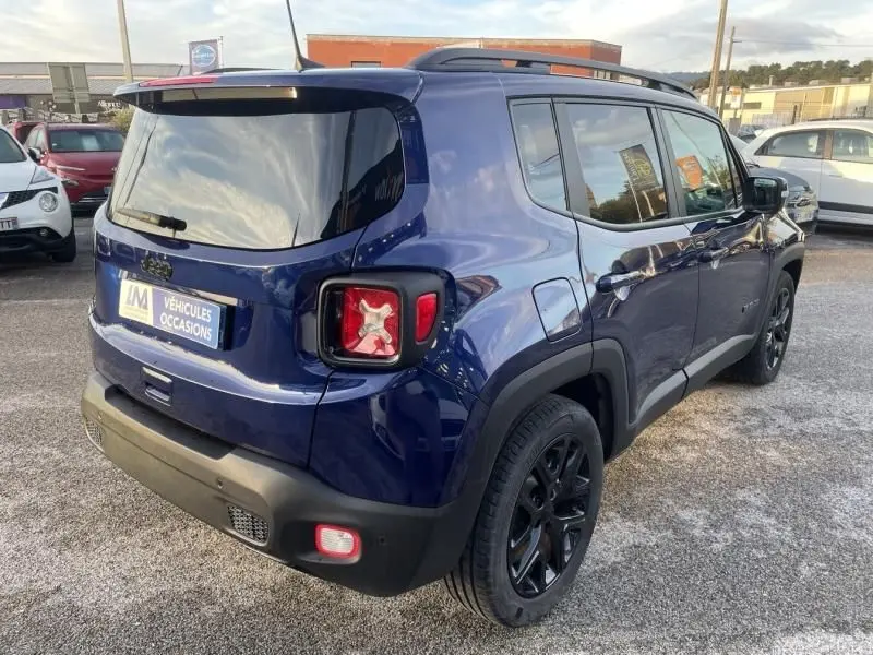 Jeep Renegade bleu Jetset Metal vu en 3/4 arrière droit, avec feux arrière distinctifs et jantes noires.