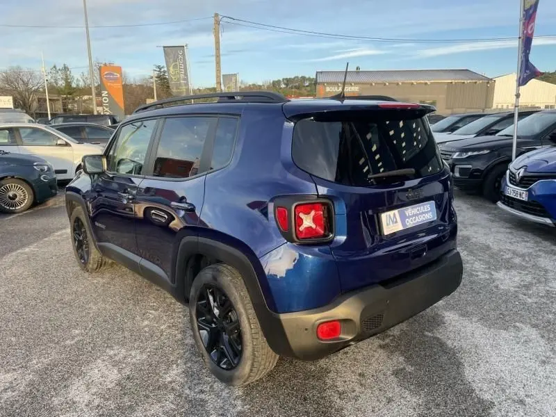Jeep Renegade bleu Jetset Metal vue 3/4 arrière droit, jantes noires et feux arrière distinctifs en forme de X.