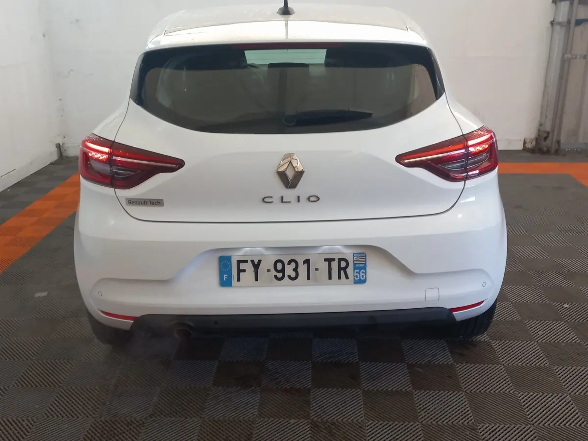 Vue arrière d'une Renault Clio blanche 2021 avec feux LED et badge Renault Tech visible.