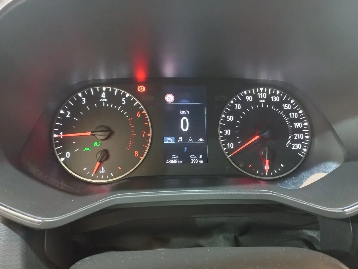 Vue rapprochée du tableau de bord de la Renault Clio Business 2021, affichage digital et compte-tours visibles.