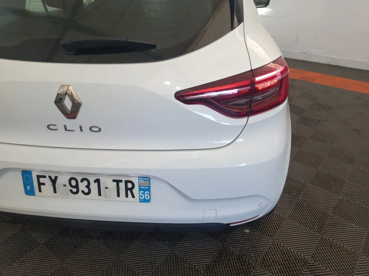 Vue arrière droite d'une Renault Clio blanche 2021 avec feux arrière LED et plaque d'immatriculation française.