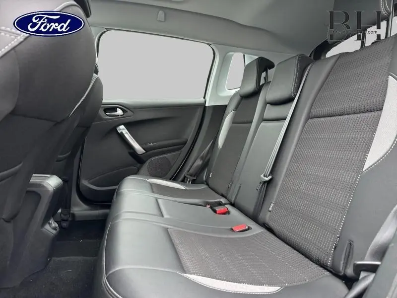 Vue intérieure côté droit des sièges arrière en tissu noir et gris du Peugeot 2008 blanc Banquise de 2019.