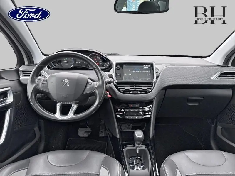 Vue intérieure avant du Peugeot 2008 2019 avec tableau de bord noir, volant cuir multifonction et écran tactile central.