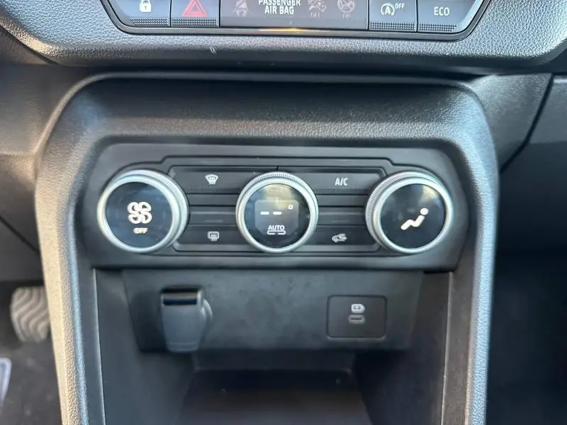 Détail du tableau de commande de climatisation du Dacia Jogger 2025 en gris Schiste métallisé, vue frontale rapprochée.