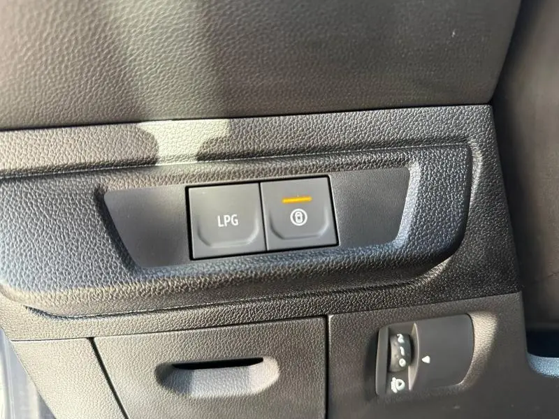 Gros plan sur les boutons de commande LPG et verrouillage dans l’habitacle du Dacia Jogger 2025, finition Expression.