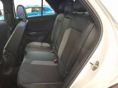 Vue intérieure côté droit des sièges arrière en tissu noir du Volkswagen T-Roc blanc 2025, version Life Plus Goal.