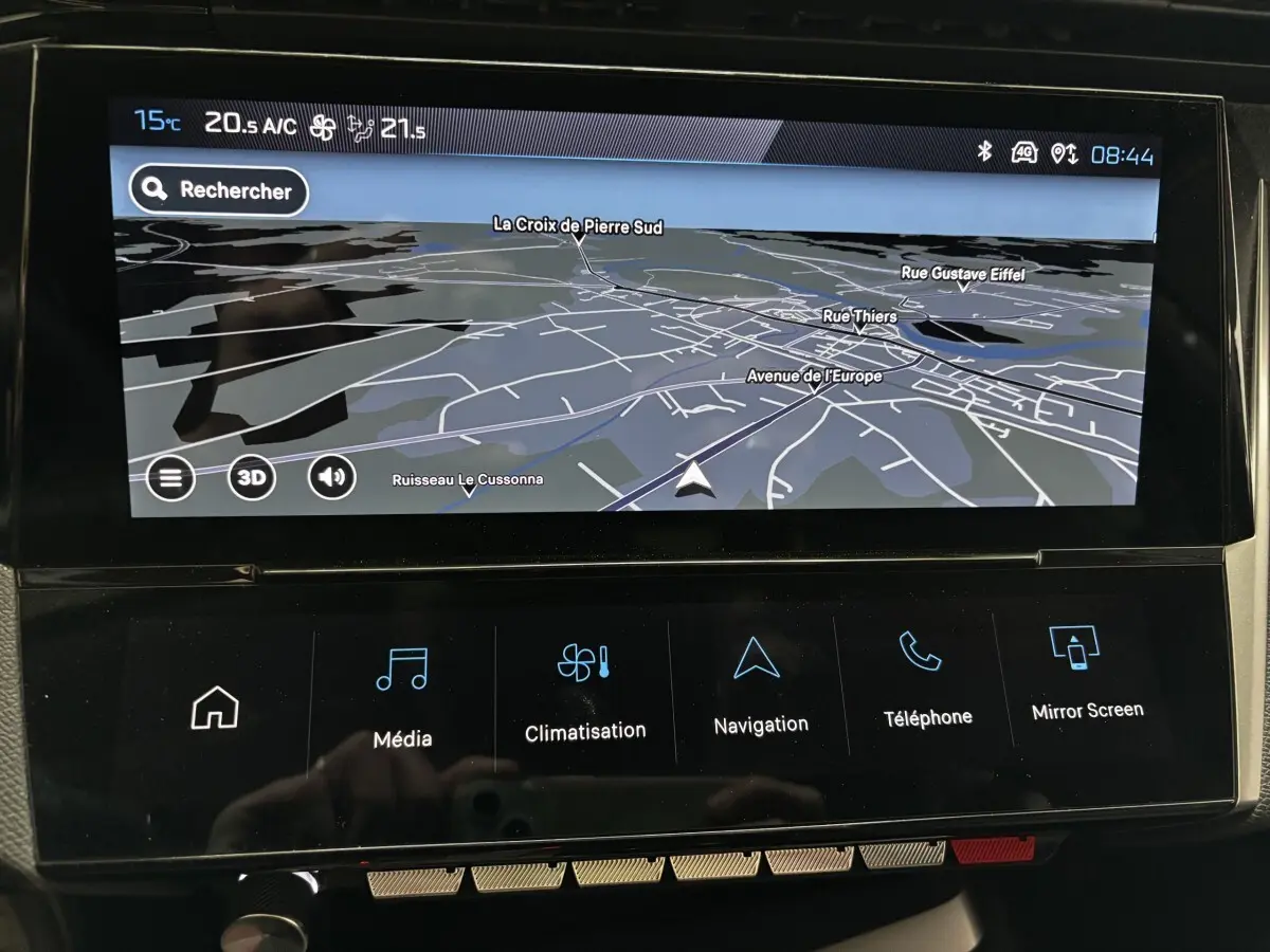 Écran tactile central du tableau de bord de la Peugeot 308 Hybrid blanc, affichant la navigation en 3D.