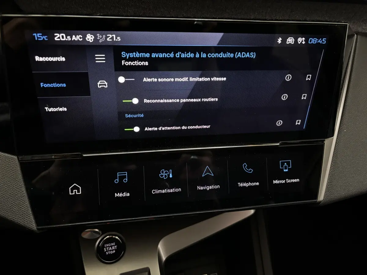 Écran tactile central du tableau de bord de la Peugeot 308 Hybrid 145 e-DCS6 Allure, affichant les aides à la conduite.