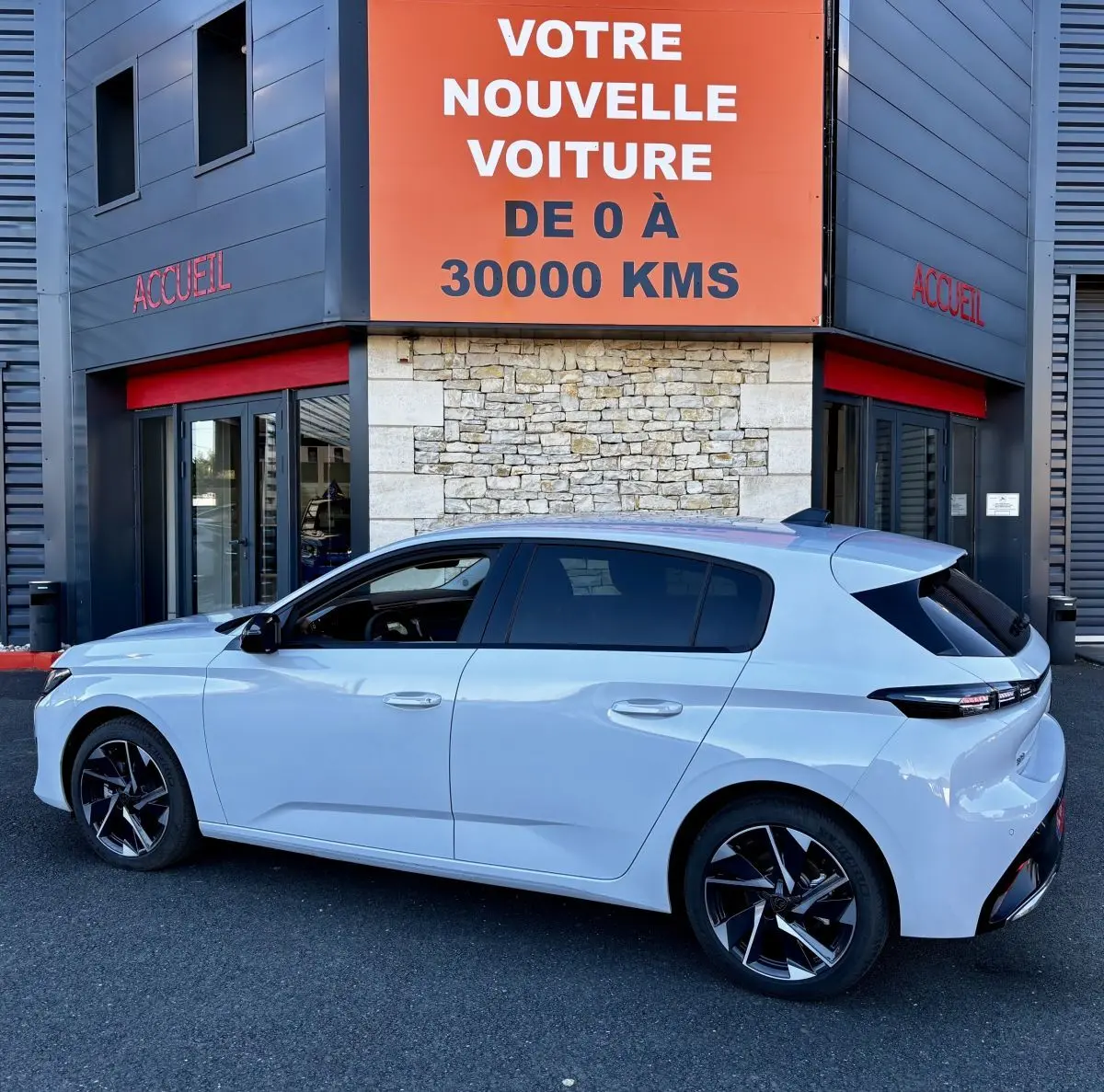 Vue latérale droite d'une Peugeot 308 Hybrid 145 e-DCS6 Allure blanche, avec jantes noires et vitres teintées.
