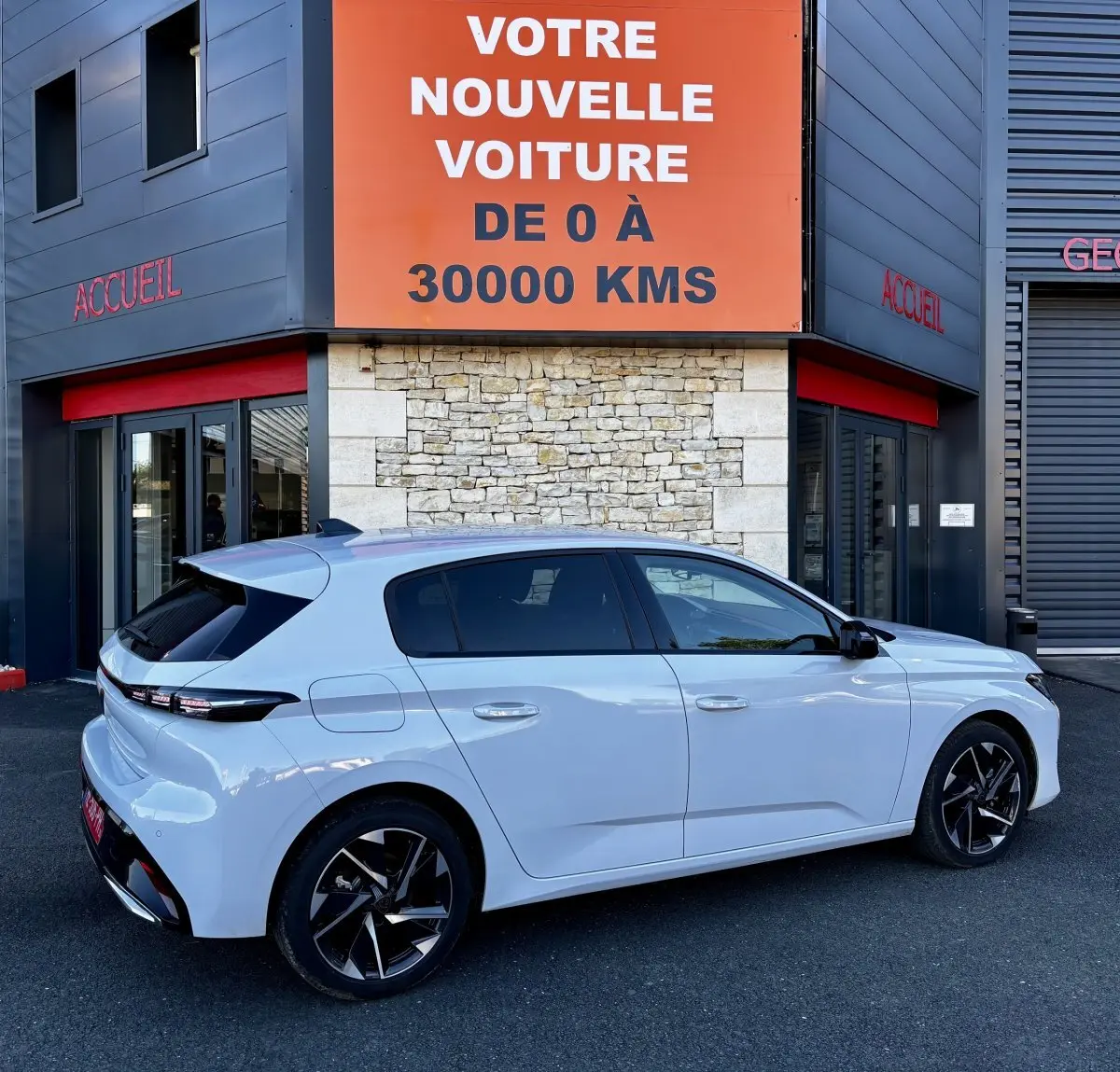 Vue latérale droite d'une Peugeot 308 Hybrid 145 e-DCS6 Allure blanche, avec jantes noires et vitres teintées.