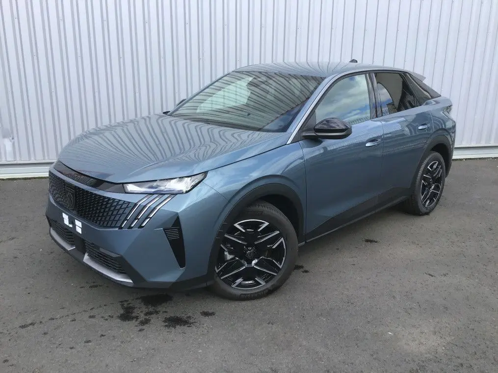 Peugeot 3008 hybride bleu Ingaro en vue 3/4 avant droit, avec jantes noires et calandre au design moderne.