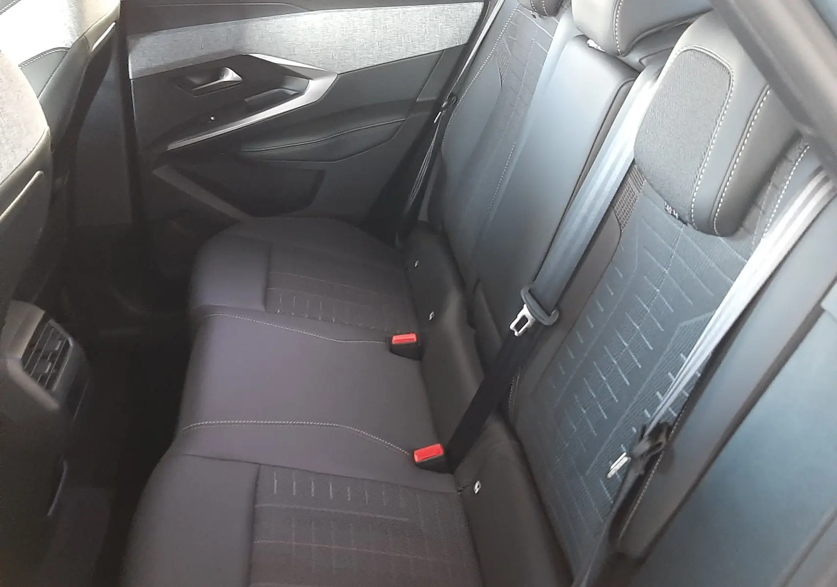 Vue intérieure côté droit des sièges arrière en tissu noir du Peugeot 3008 1.2 Hybrid 145ch GT 2025.
