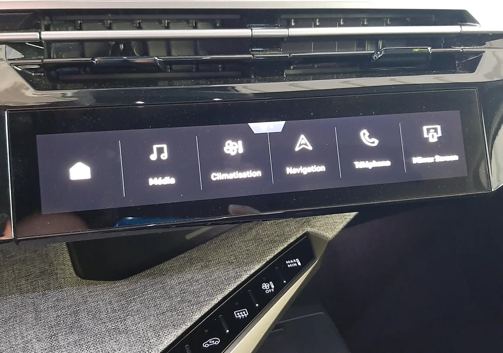 Vue rapprochée de l’écran tactile et commandes climatisation du tableau de bord du Peugeot 3008 2025.