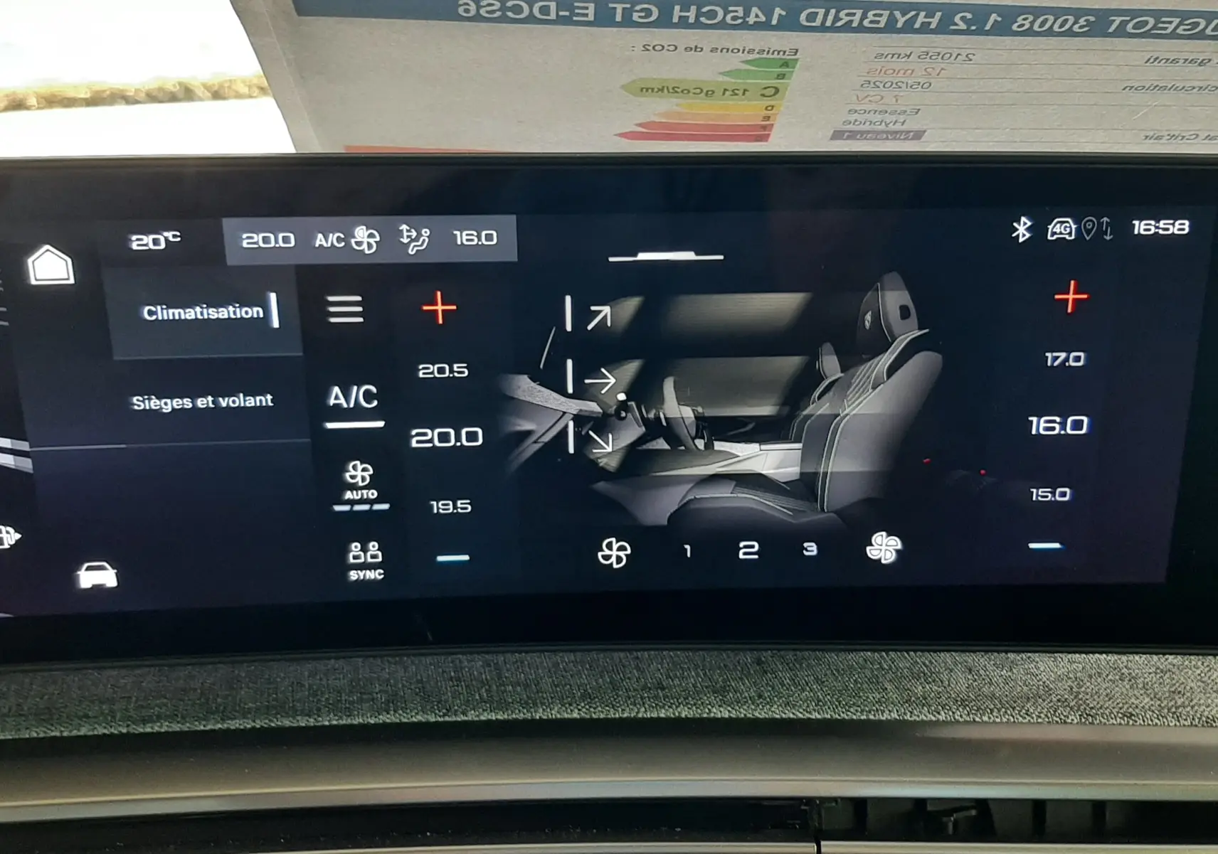 Tableau de bord numérique du Peugeot 3008 1.2 Hybrid 145ch GT, affichant la climatisation et les réglages des sièges.