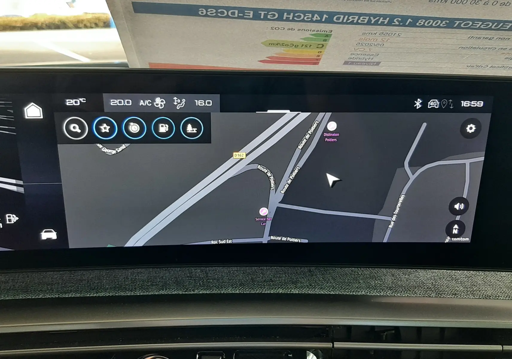 Vue intérieure du tableau de bord du Peugeot 3008 Hybrid 2025 avec écran tactile de navigation et bouton start/stop.