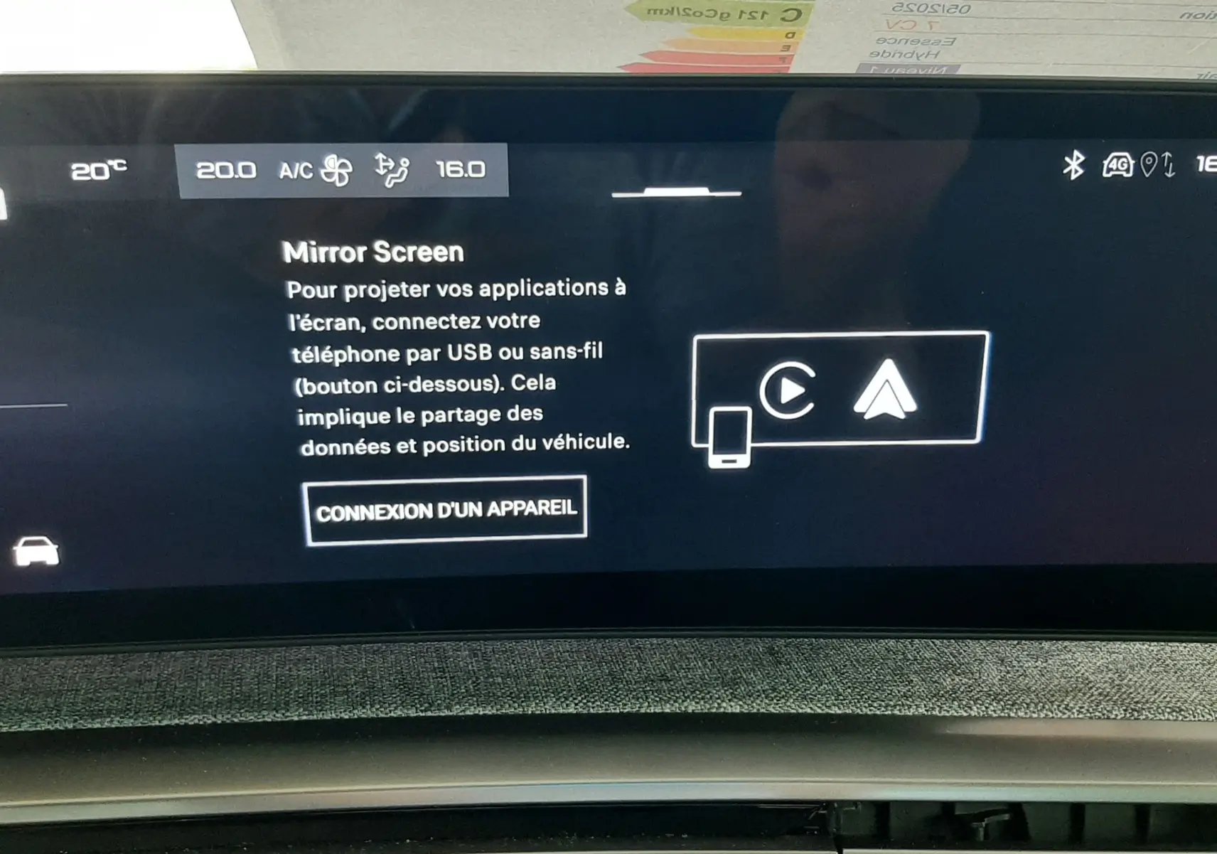 Vue intérieure du tableau de bord du Peugeot 3008 1.2 Hybrid GT 2025, écran tactile affichant Mirror Screen, bouton start/stop visible.
