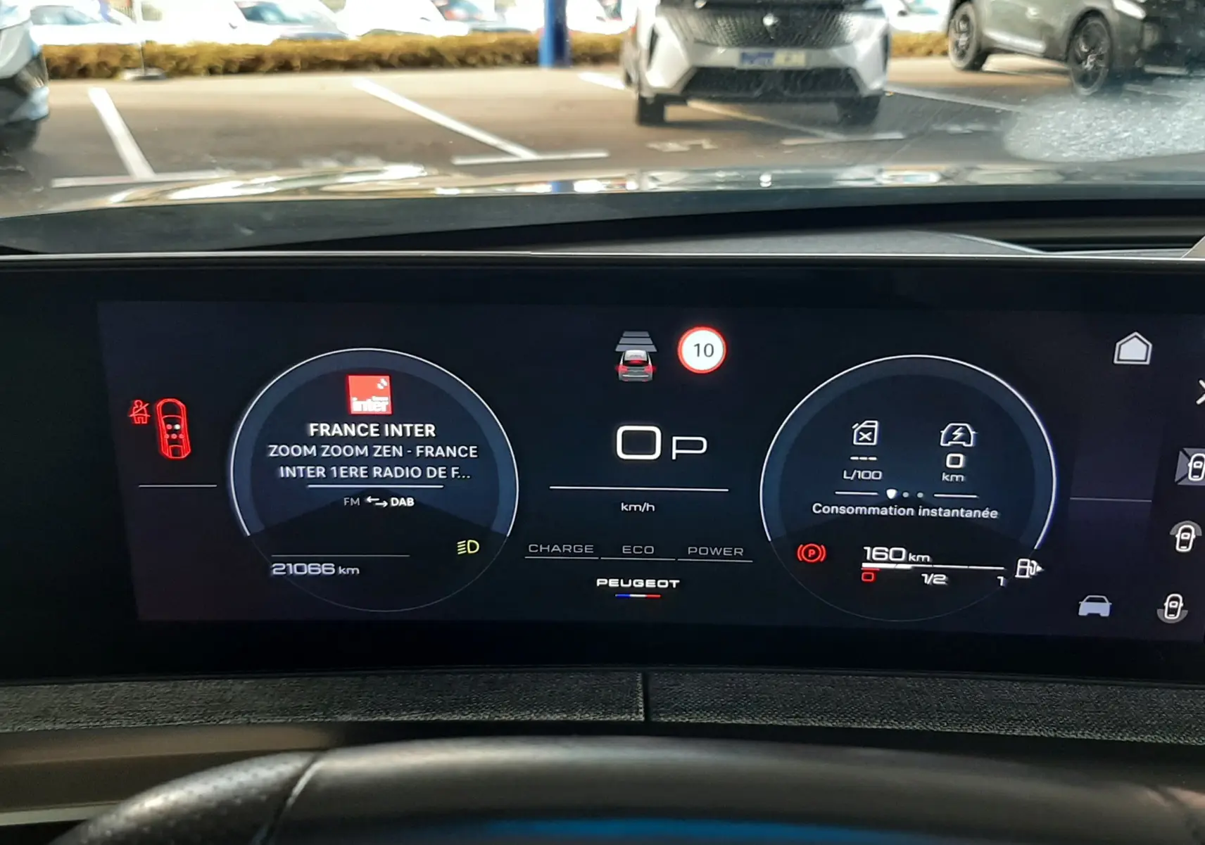 Vue intérieure du tableau de bord numérique du Peugeot 3008 1.2 Hybrid 145ch GT, affichage moderne et complet.