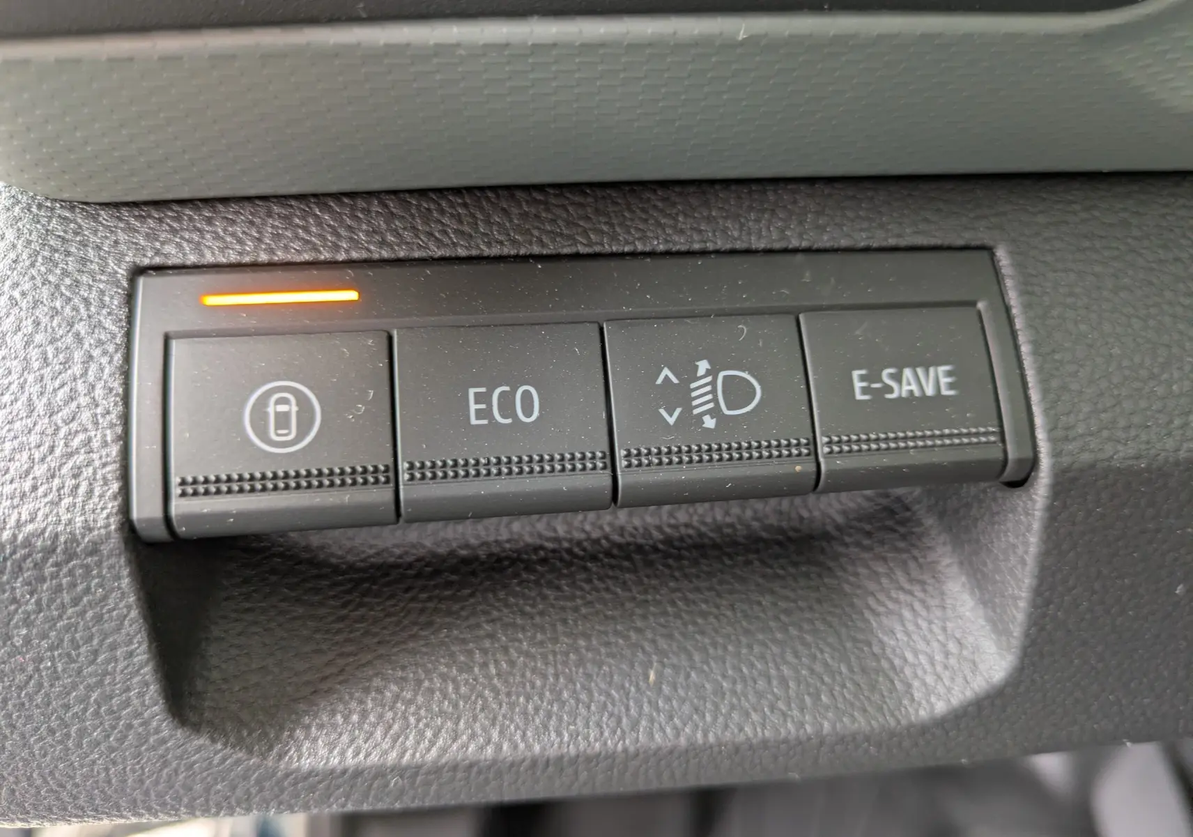Gros plan sur les boutons de commande du tableau de bord du Dacia Bigster Hybrid 155 Extreme, intérieur noir.