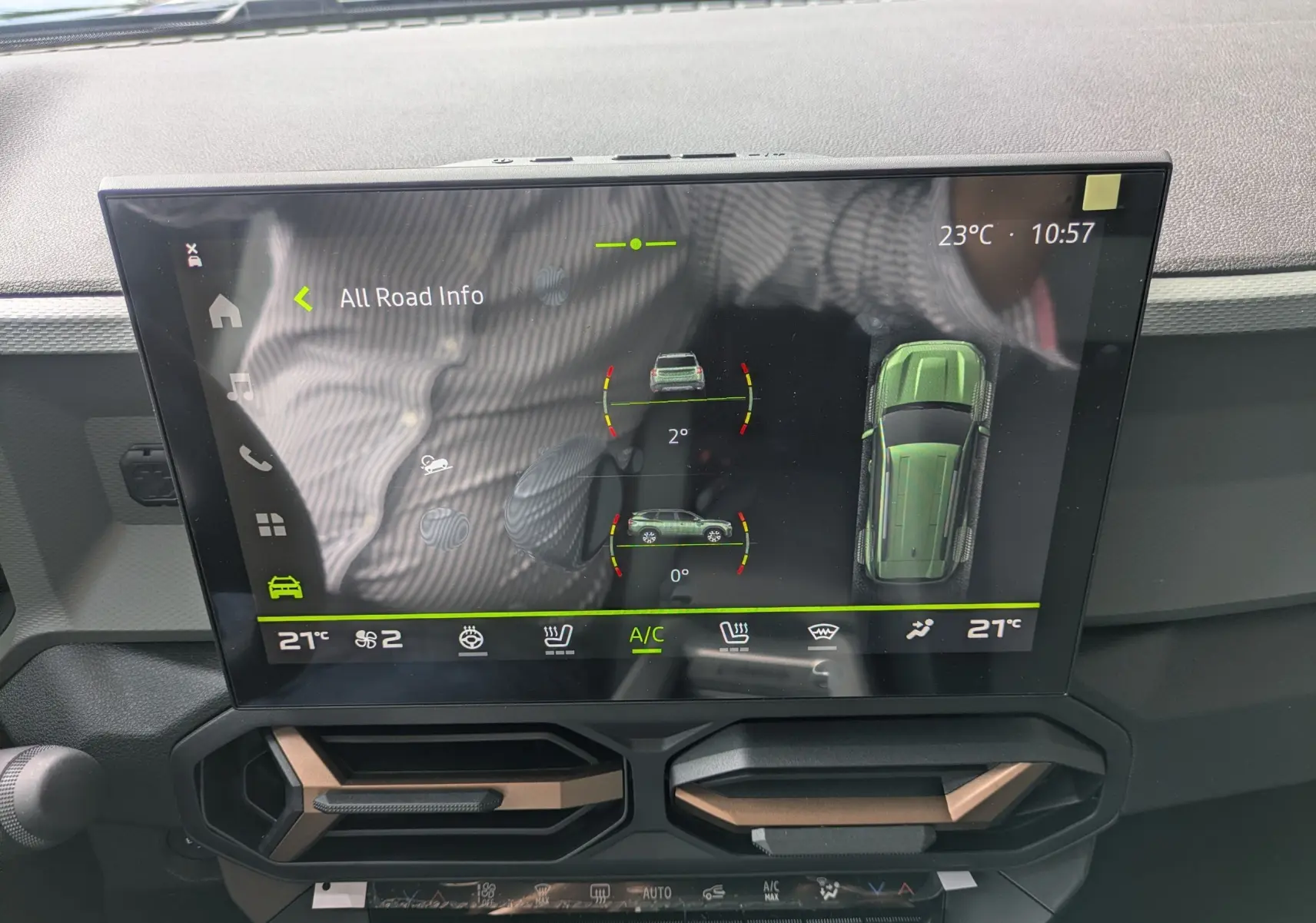 Écran tactile central du tableau de bord du Dacia Bigster Hybrid 155, affichant les infos de conduite et climatisation.