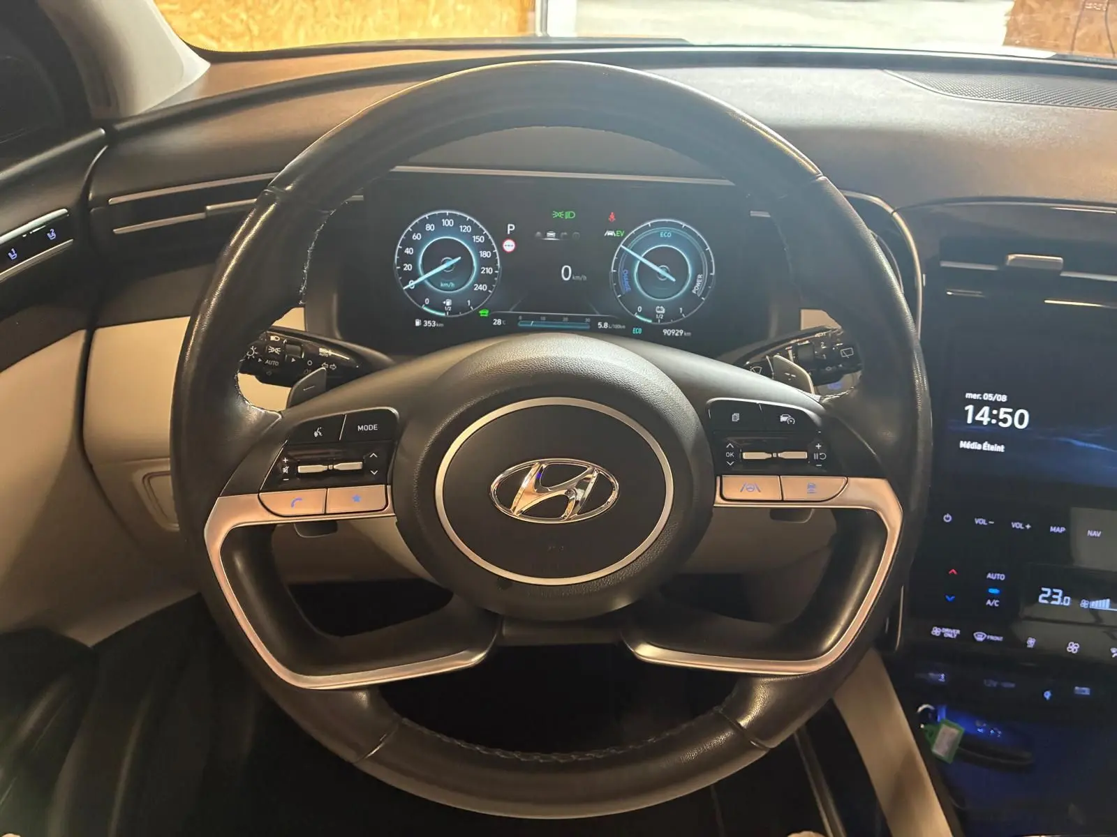 Vue intérieure centrée sur le volant noir du Hyundai Tucson 2022 avec tableau de bord numérique et console tactile.