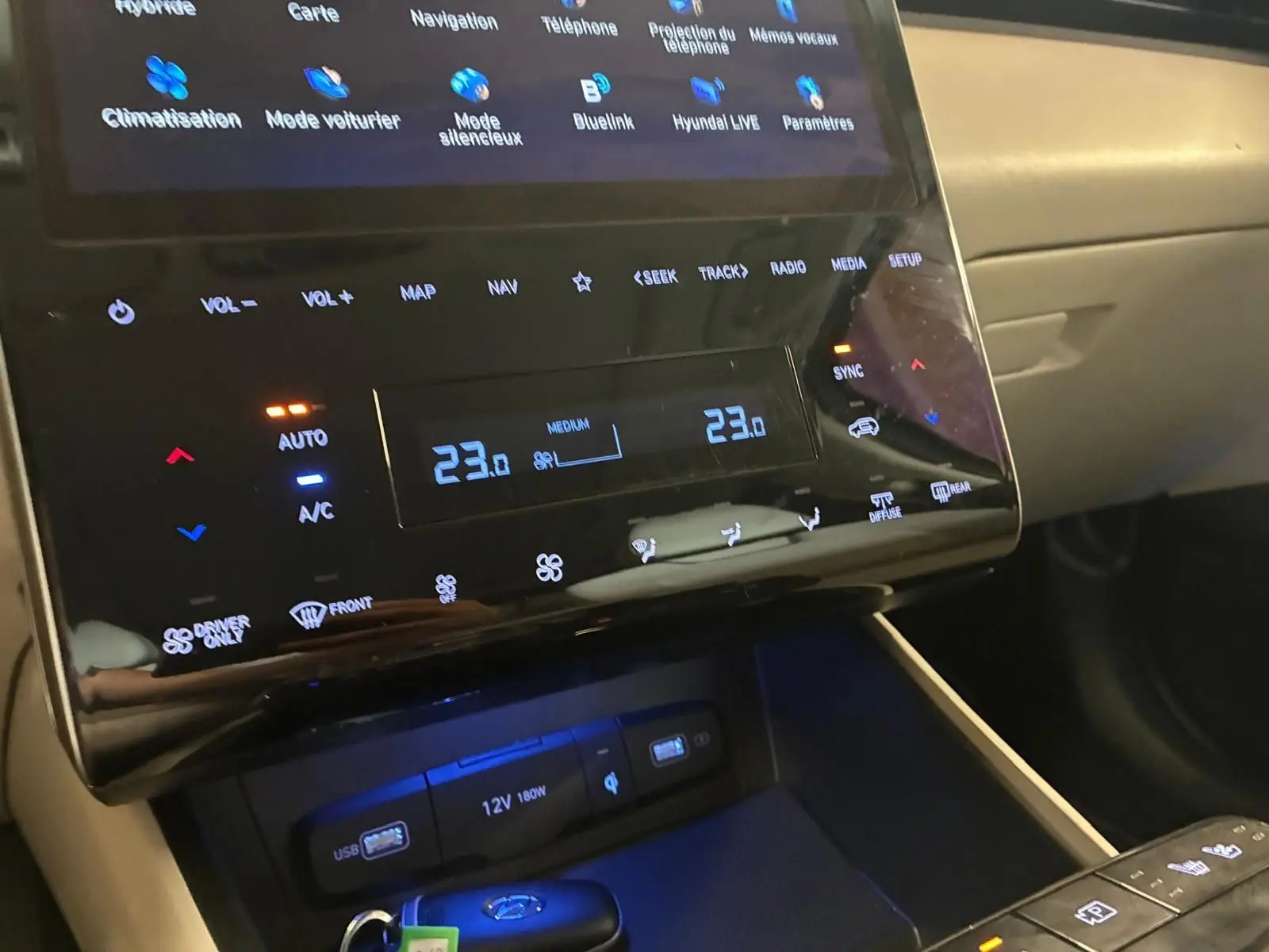 Détail de la console centrale du Hyundai Tucson 2022 noir, avec écran tactile et commandes de climatisation numériques.