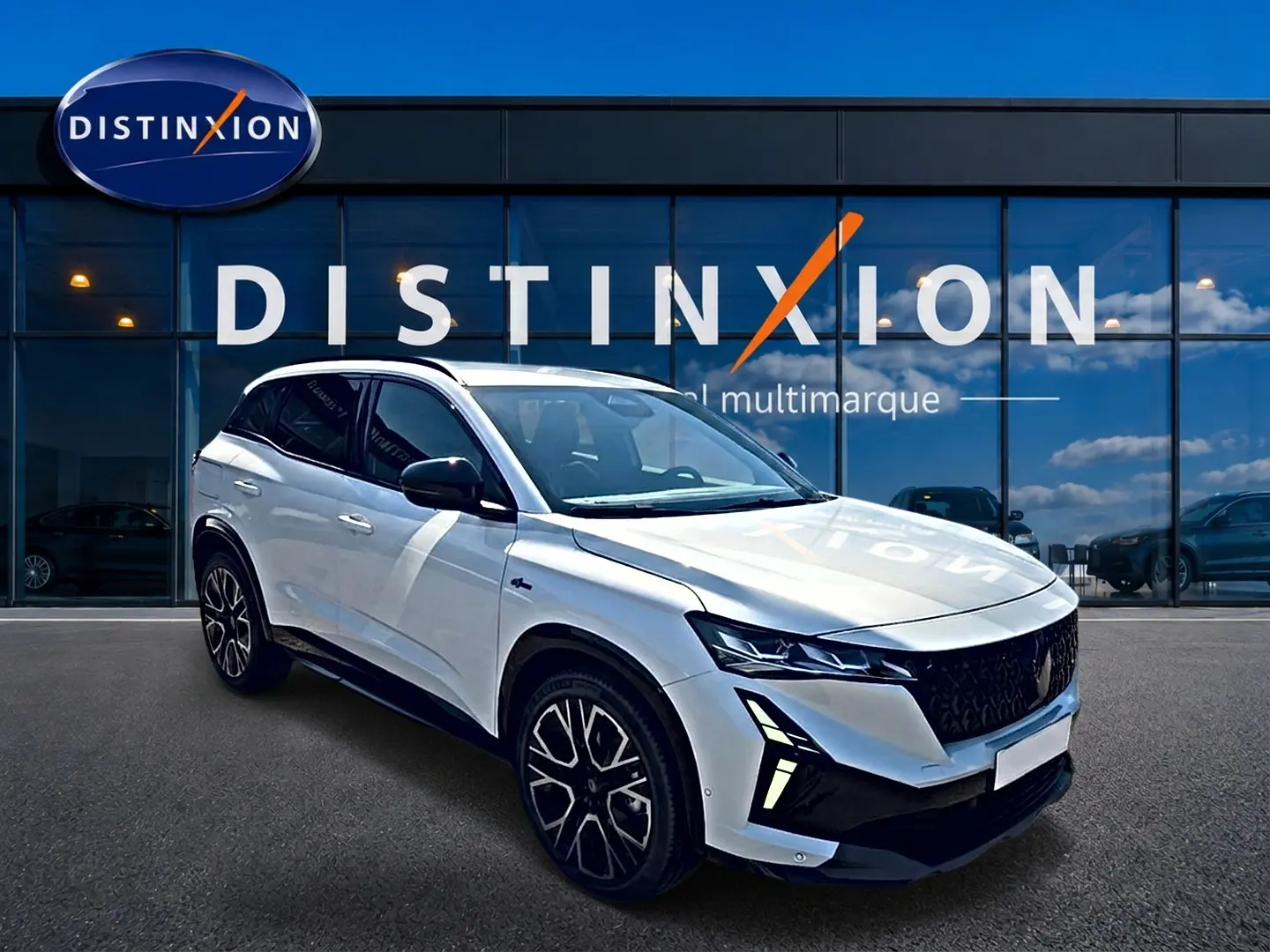 Renault Austral blanc nacré en 3/4 avant droit, avec jantes alu noires et calandre noire distinctive esprit Alpine.