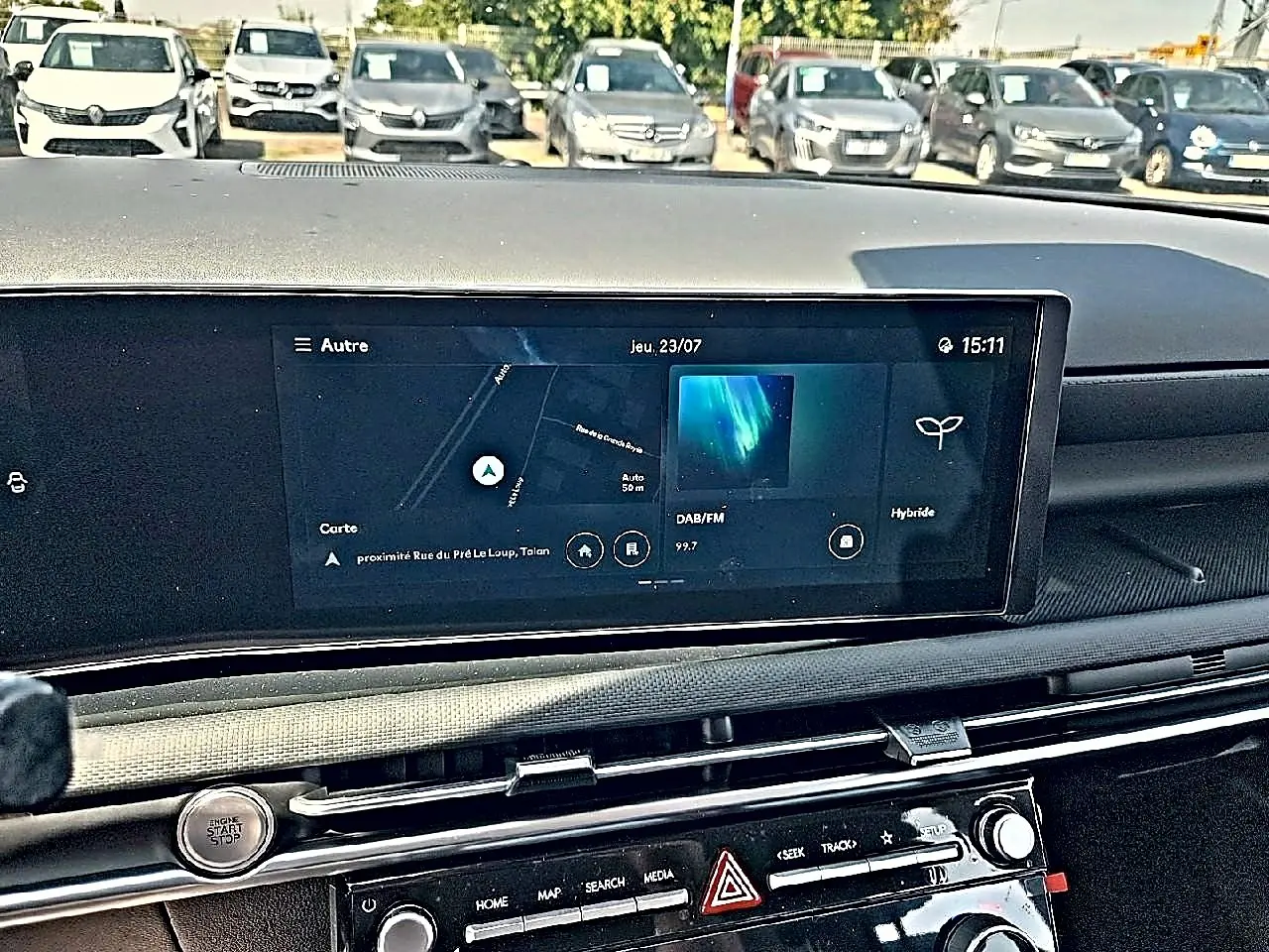 Vue intérieure du tableau de bord du Hyundai Tucson noir 2026, avec écran tactile large affichant navigation et radio.