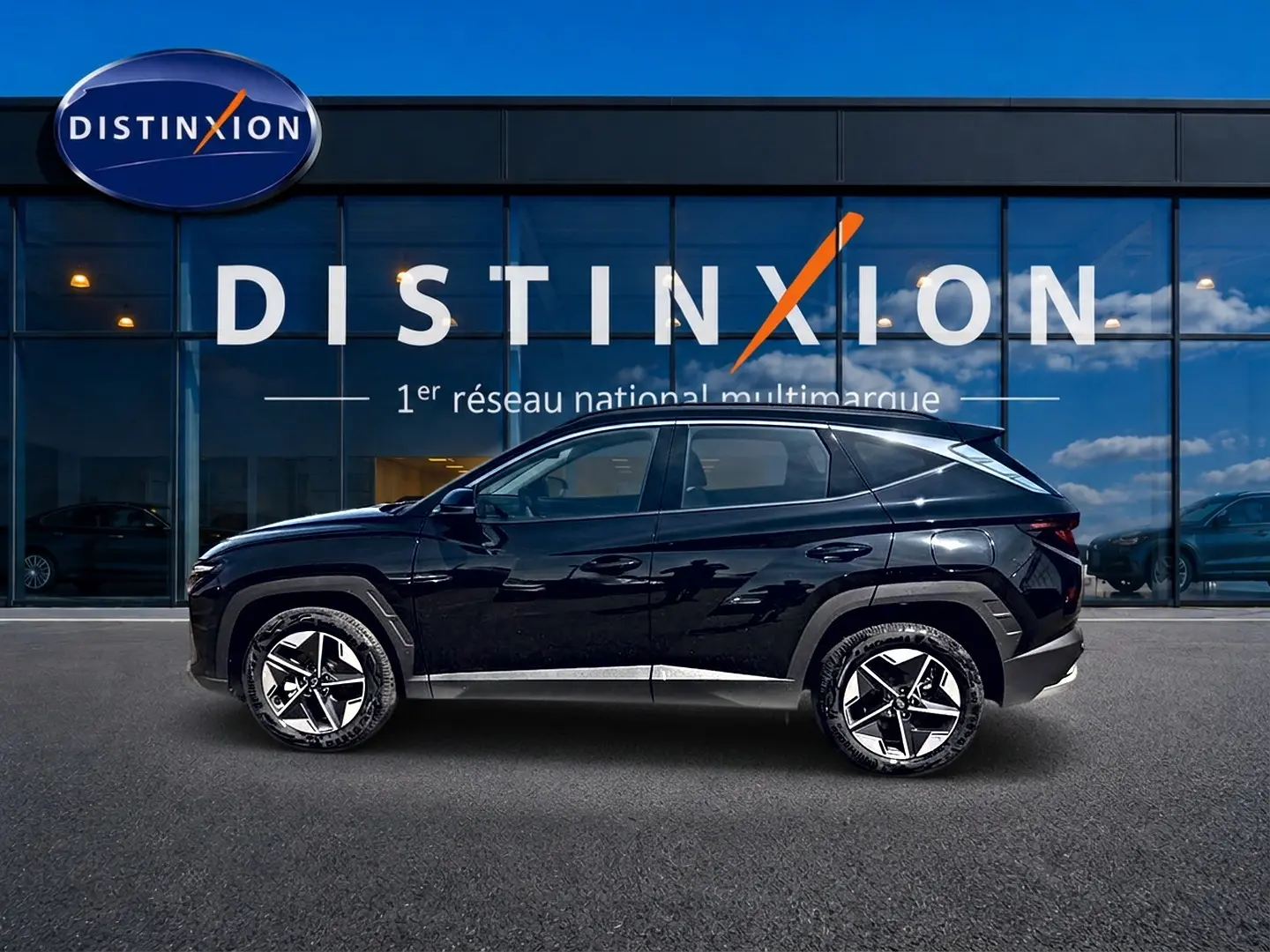 Profil côté gauche d'un Hyundai Tucson 2026 noir, avec jantes alu 18 pouces et lignes anguleuses modernes.