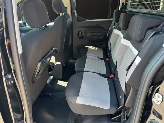 Écran tactile intérieur du Citroën Berlingo 2025 affichant les aides à la conduite avec commandes sous l'écran.