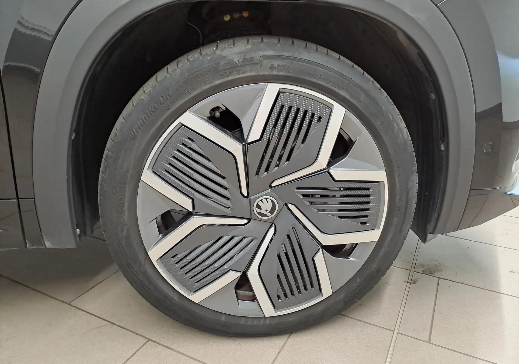 Gros plan sur la roue avant gauche du Skoda Kodiaq noir Magic nacré avec jante alliage 20'' Rila anthracite.