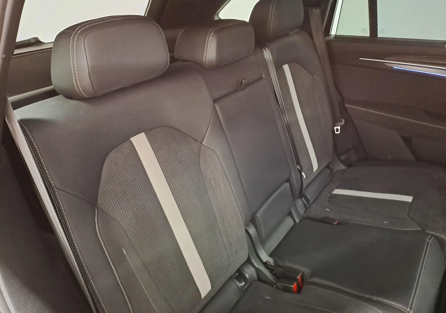 Vue intérieure sur les sièges arrière en cuir noir avec bandes grises du Skoda Kodiaq 2025 version Sportline.