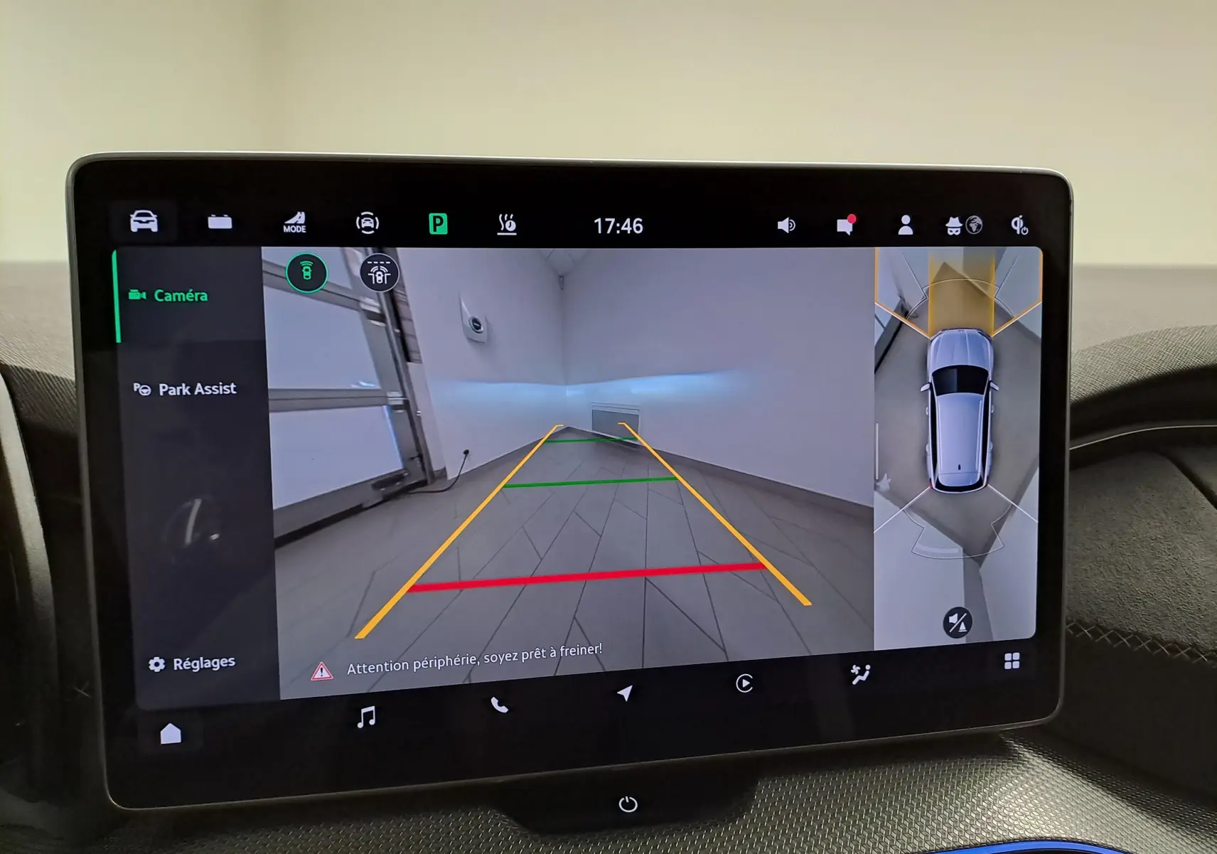 Écran tactile intérieur affichant la caméra de recul et l'assistance au stationnement du Skoda Kodiaq noir Magic nacré.