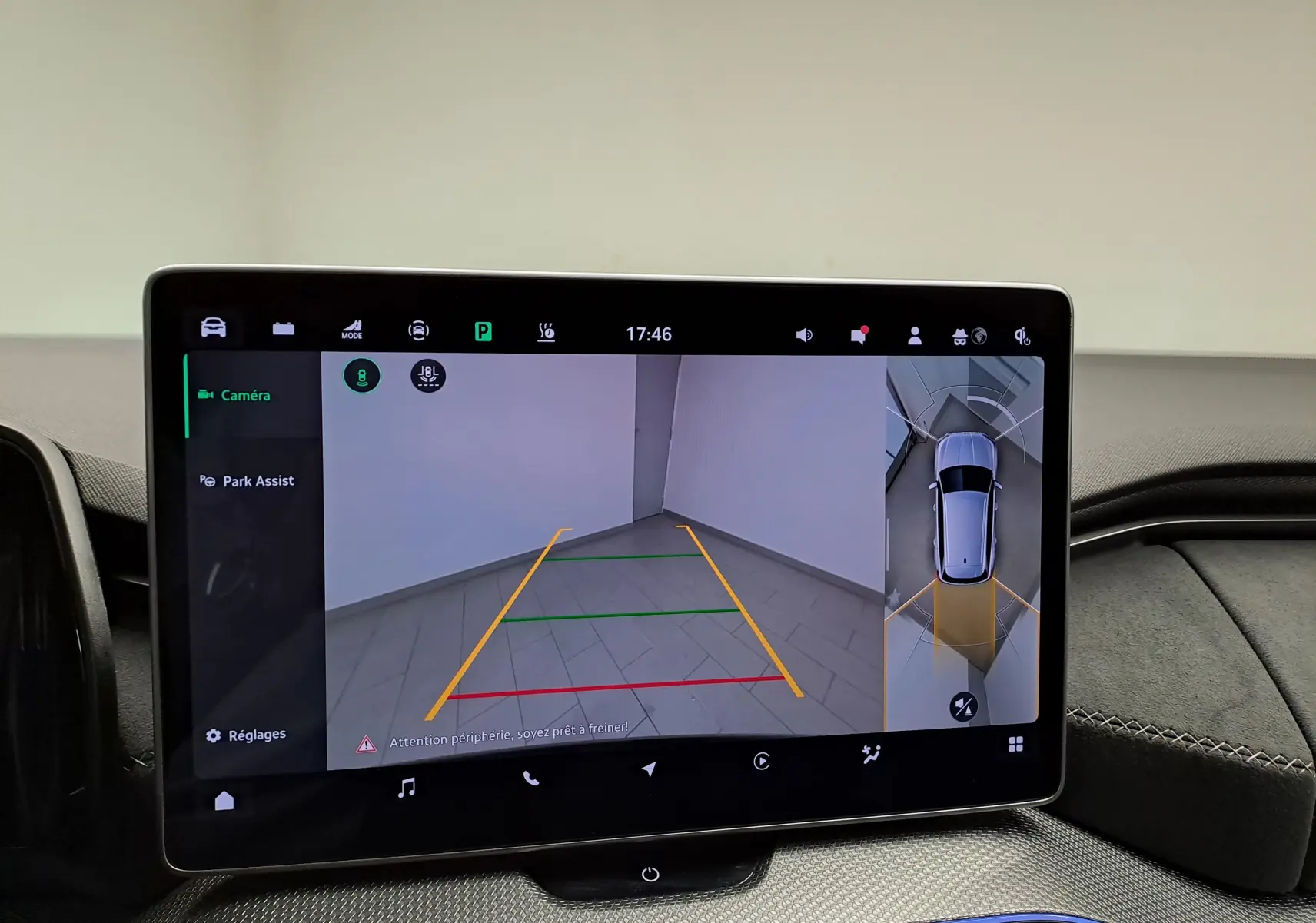 Écran central du Skoda Kodiaq 2025 montrant la caméra de recul et l'assistance au stationnement en vue intérieure.