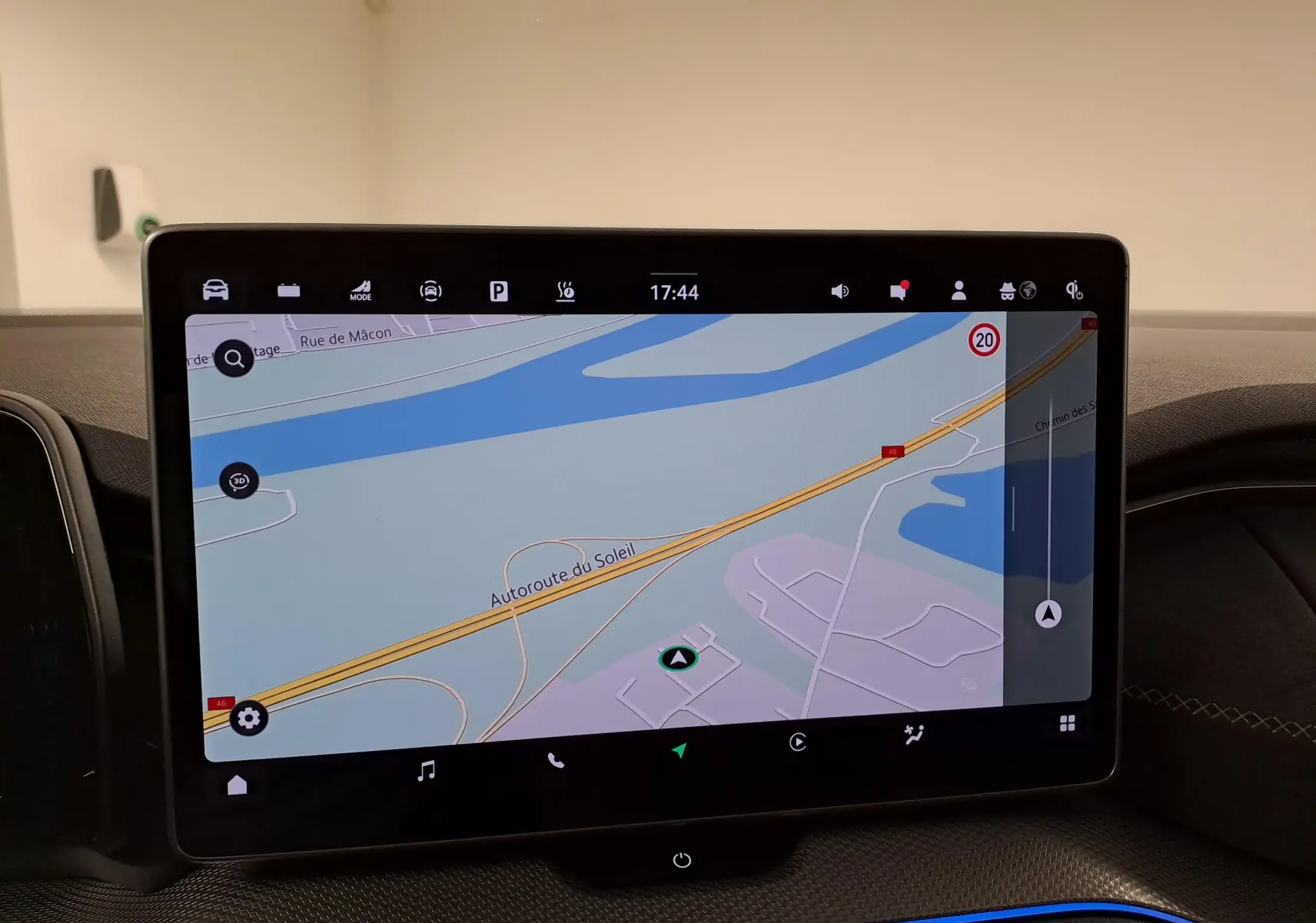 Écran tactile central du Skoda Kodiaq 2025 affichant la navigation, avec tableau de bord noir et ambiance intérieure moderne.