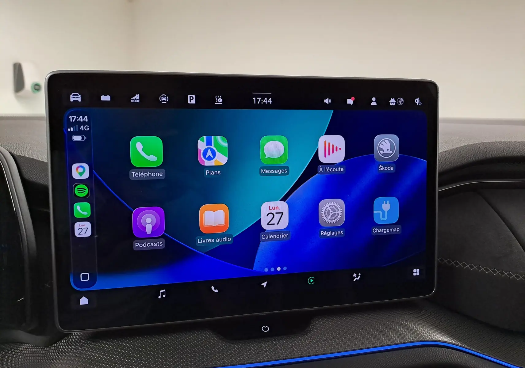 Écran tactile central du tableau de bord du Skoda Kodiaq 2025 affichant l'interface multimédia connectée.