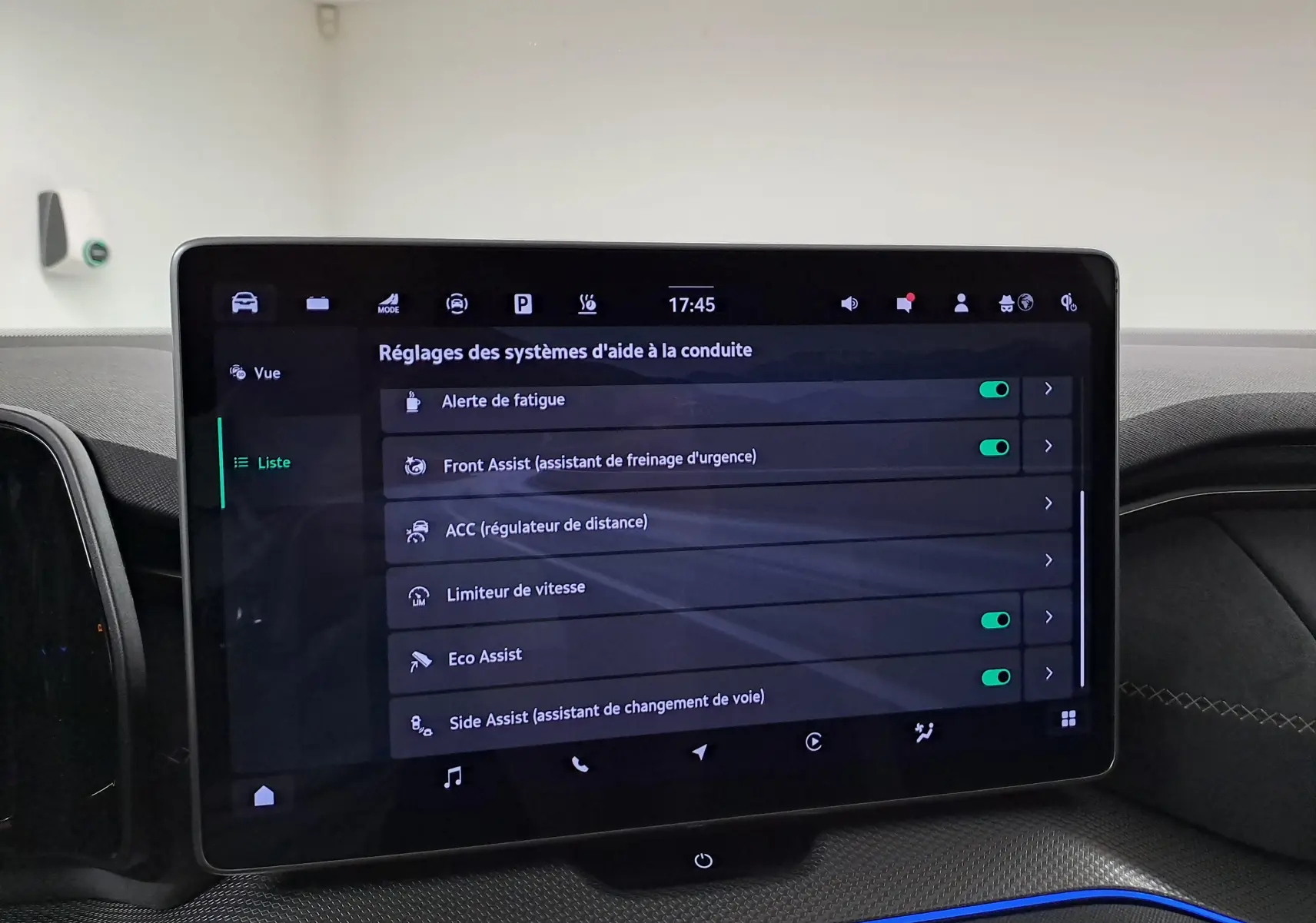 Écran tactile central du tableau de bord du Skoda Kodiaq 2025 affichant les réglages des aides à la conduite.