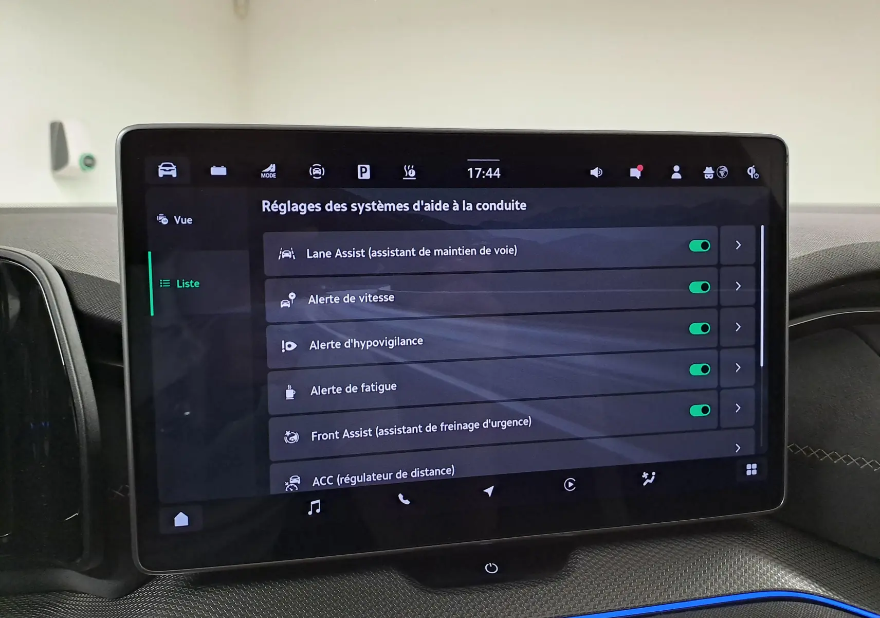 Écran tactile intérieur affichant les réglages d'aide à la conduite du Skoda Kodiaq noir Magic nacré, vue de face.
